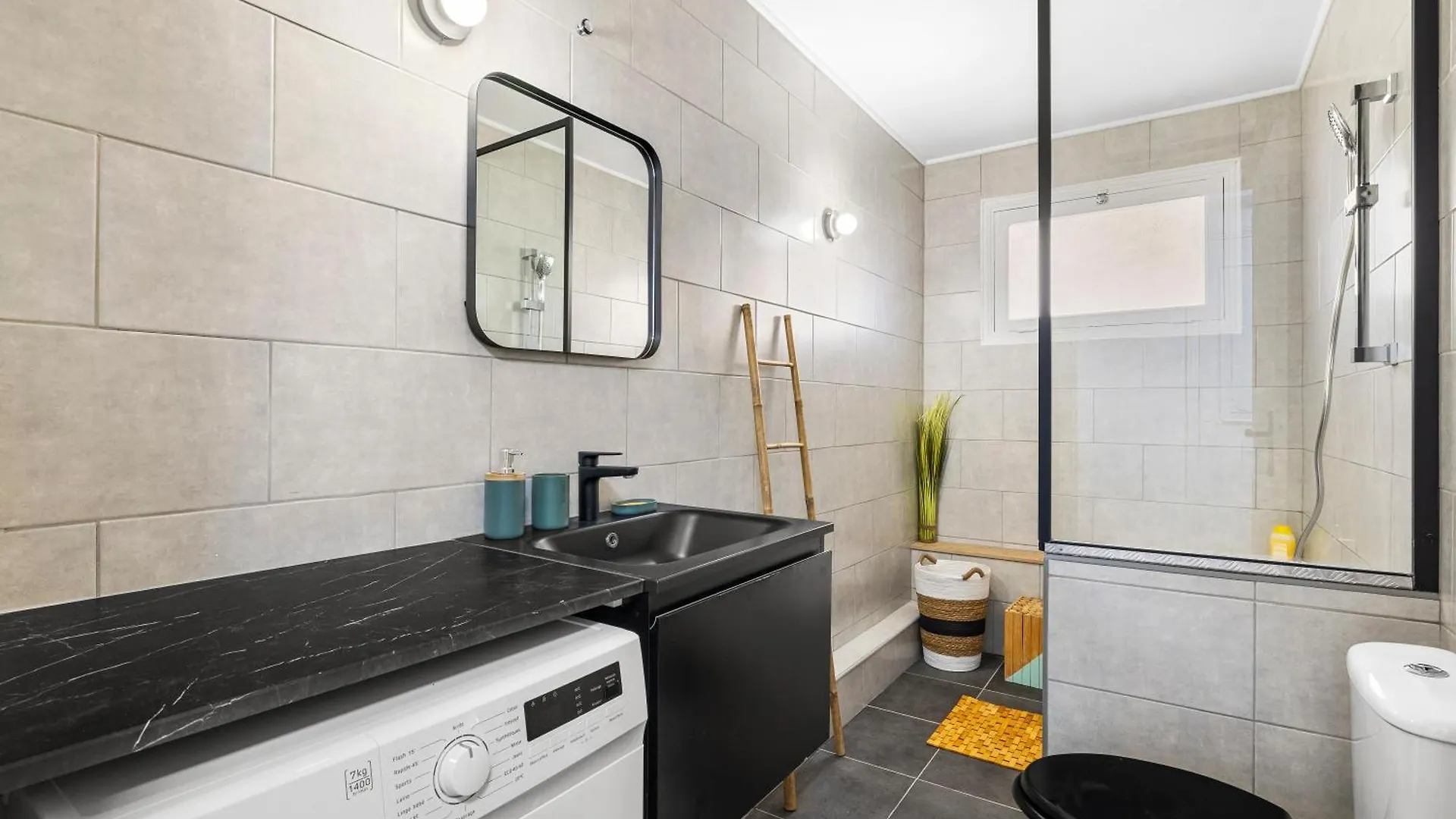 Apartment Nice Renting - Philibert - Elegant Spacious Quiet Near The Port Free Parking France